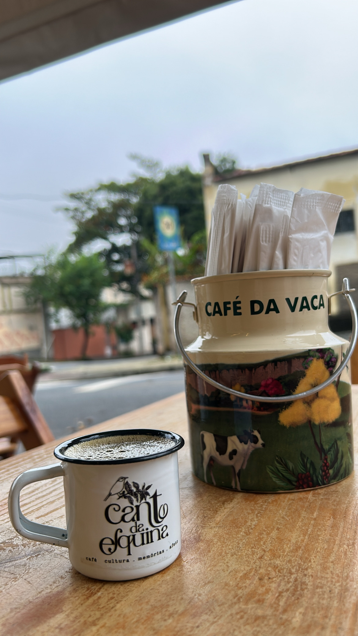 Caneca do Canto da Esquina com recipiente Café da Vaca ao lado — rastreabilidade do café