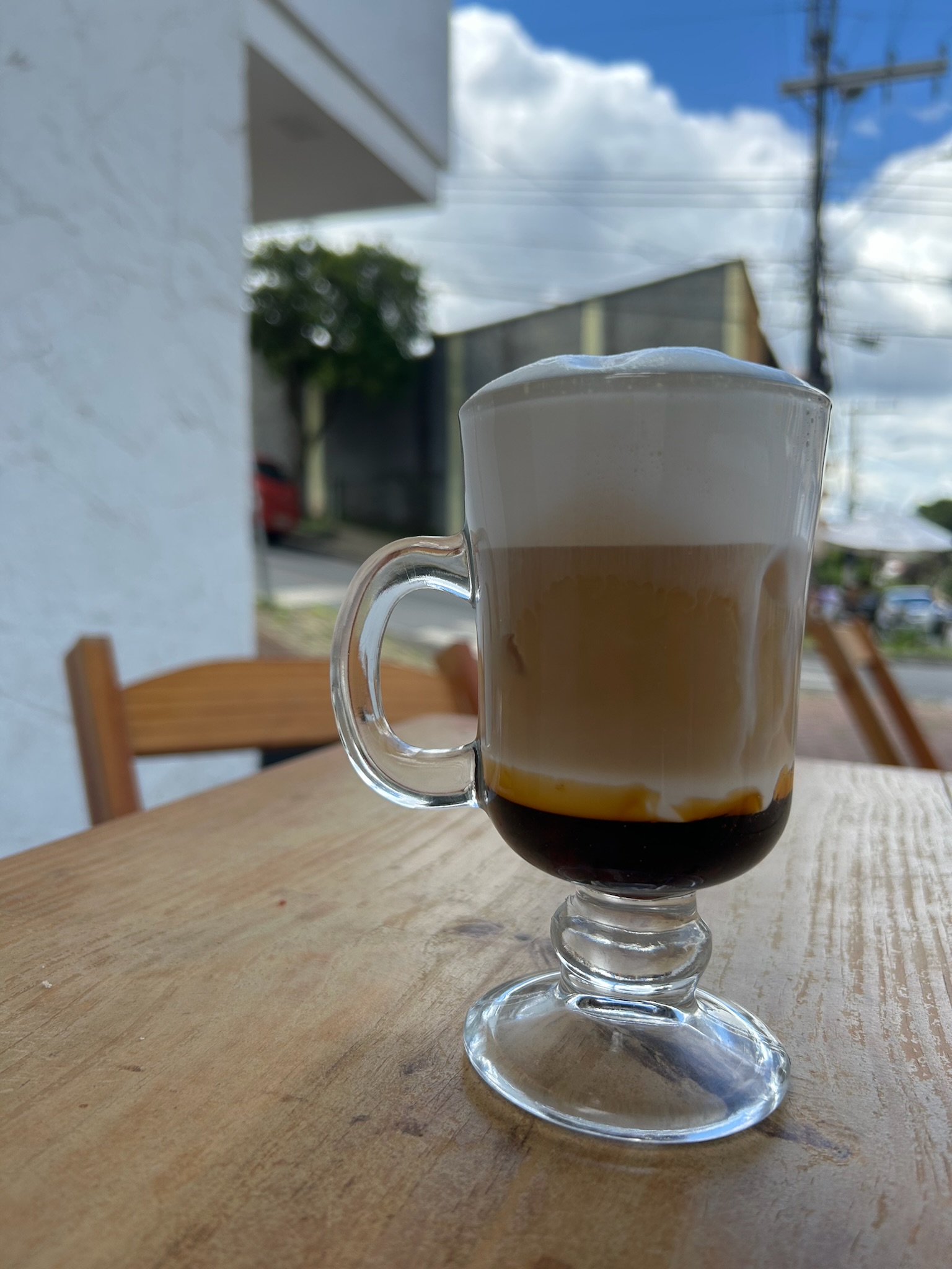 Café especial em camadas servido no Canto da Esquina em Santa Teresa BH