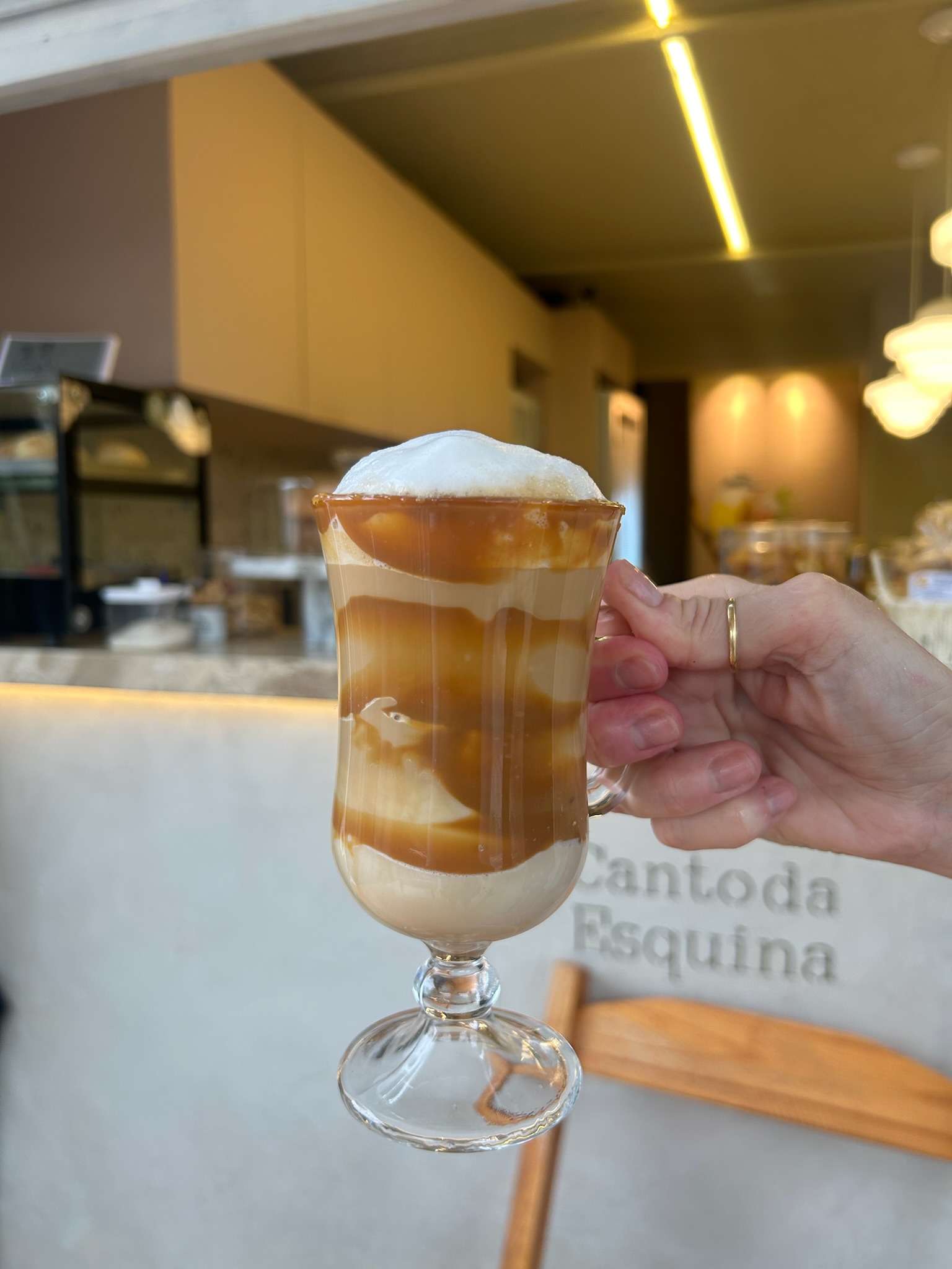 Da Raiz à Xícara: A Origem e Rastreabilidade do Café que Servimos no Canto da Esquina